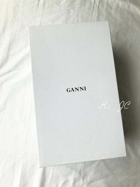 [私藏衣櫃] 集優雅可愛於一身的Ganni蝴蝶結低跟鞋（Ganni Sabine suede slingback pumps）開箱文及尺寸心得分享