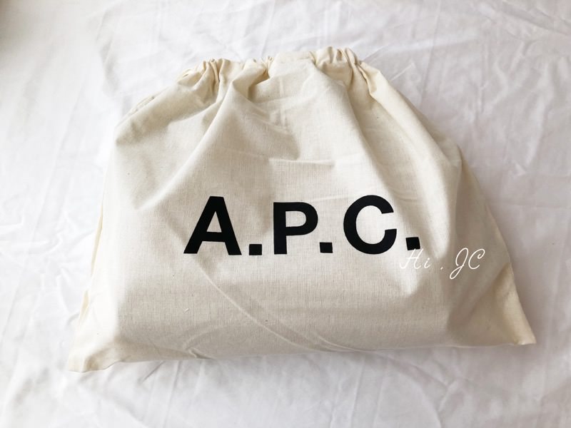 [私藏衣櫃] 法國APC Half-Moon Bag半月包開箱文及心得（除了能裝之外還給你滿滿的法式優雅簡約）